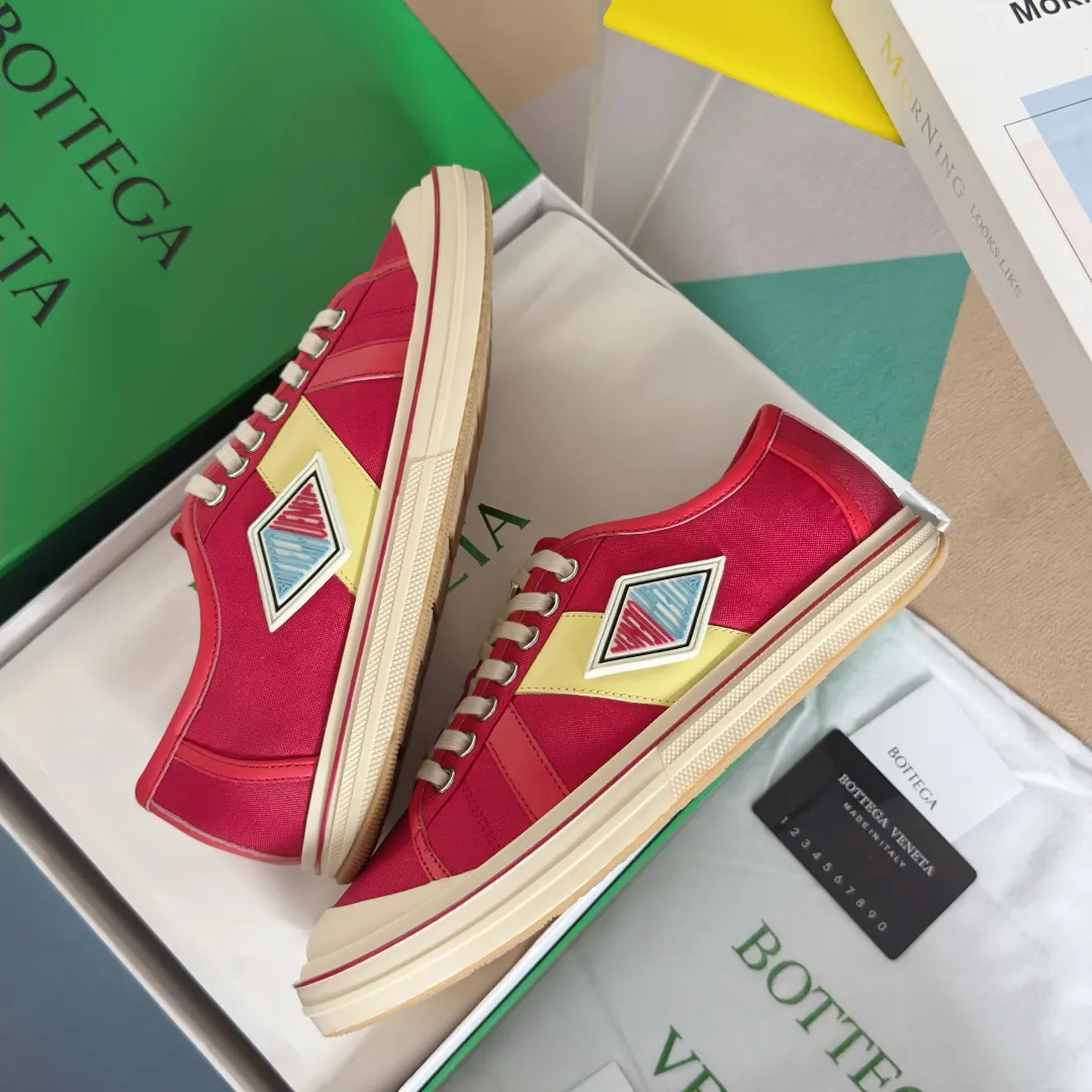 Top version: Couple model 560💰 Bottega Veneta Bottega Veneta BV’s latest Eliot series retro basketball shoes casual sports canvas shoes Bottega Veneta 2025 spring and summer show new shoes Eliot is on the market. Inspired by retro basketball sneakers, the color combination highlights youthful vitality and perfectly interprets the theme of youth and childlike innocence. The details are also very particular. The summer canvas brings excellent durability and comfort. Designs such as calfskin trim, rubber toe caps and hand-painted retro red lines are full of retro feel. The round toe and convex sole add a modern feel. Exquisite packaging at the delivery counter🛍📦 ▪️Fabrics: Original customized high-density canvas + cowhide ▪️Inner lining: Original customized breathable canvas ▪️Sole: Original open-molded anti-slip TPU material ▪️Sole thickness: 3CM ▪️Size: Women’s 35-41 / [Men’s 39-45 pre-sale]